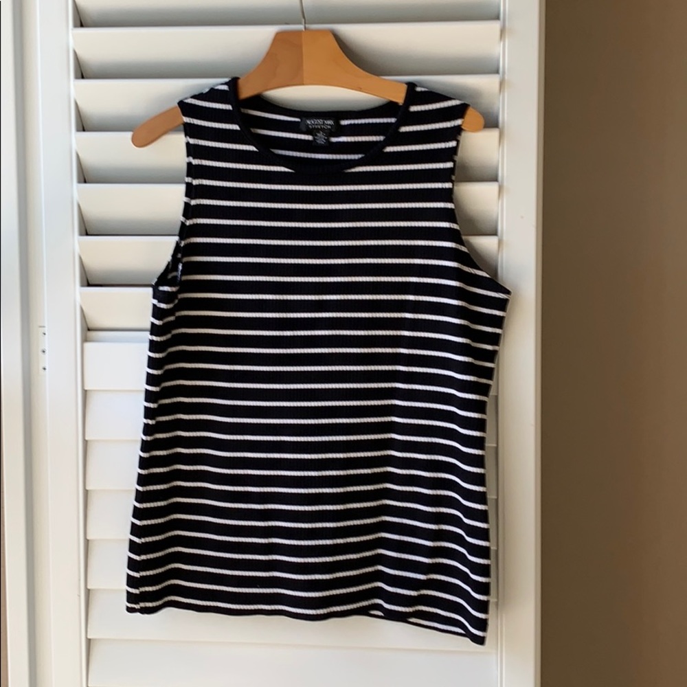 August Max stretch sleeveless shirt
